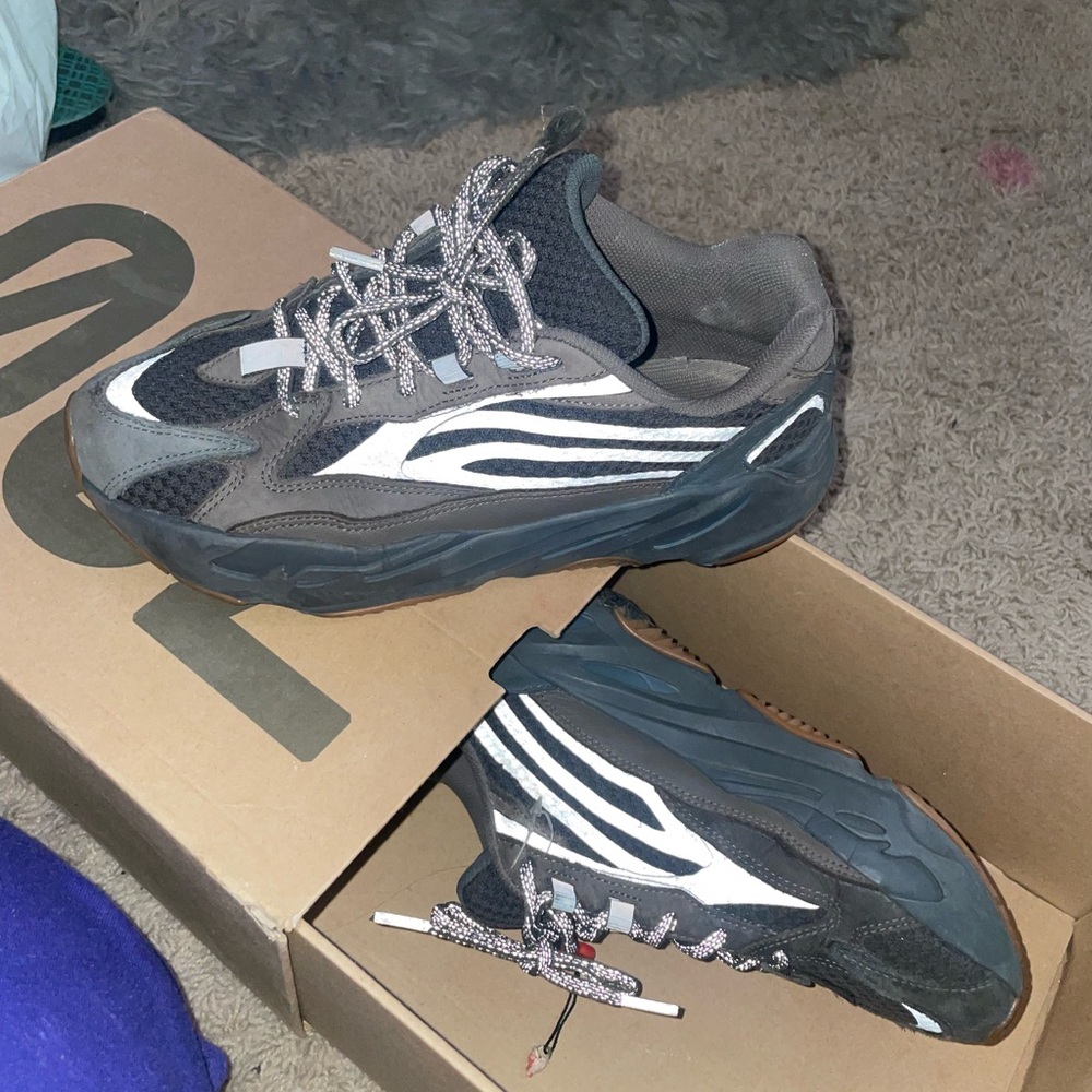 YEEZY BOOST 700 V2 (size 8.5 : men) ADIDAS